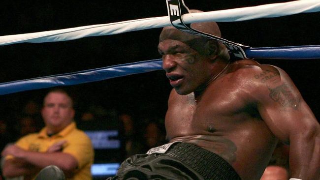 Mike Tyson dalam pertarungannya di tahun 2005, sedang duduk di pojok ring tinju